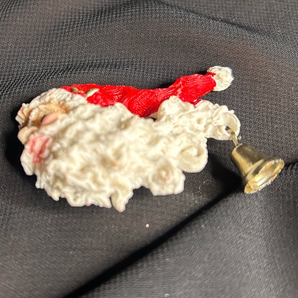VTG Ceramic Hand Painted Santa Claus Brooch w/ jingle bell. Unbranded - Picture 2 of 7